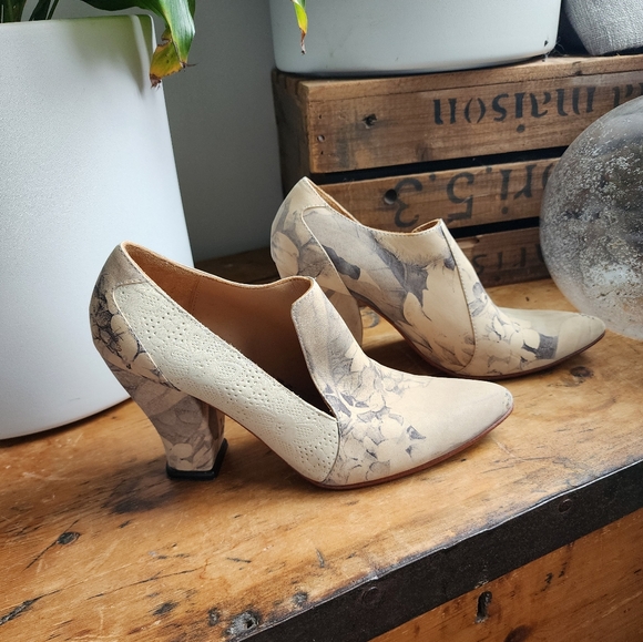 John Fluevog "Kendra" beige/Grey floral leather heels - Picture 2 of 6